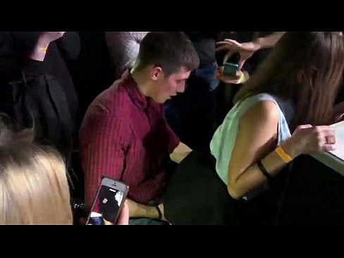 ❤️ Sessu reale in una discoteca russa. Una ragazza russa di 18 anni in l'anu è a vagina scopata in una discoteca Porno anale à co.passionfeverspot.ru ️❤